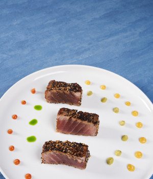 TUNA MARINATED IN SWEET AND SOUR SOY SAUCE, SAUTÉED WITH BLUE POPPY AND SESAME SEEDS AND SERVED WITH GUACAMOLE SAUCE