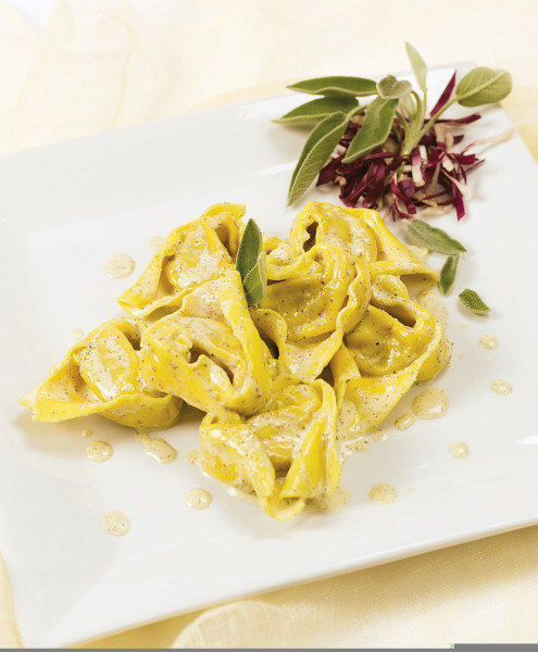 Ricotta-Spinat-Tortelloni mit Salbeicreme