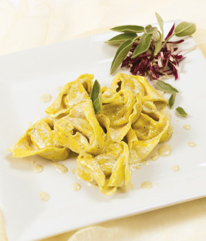 Ricotta-Spinat-Tortelloni mit Salbeicreme