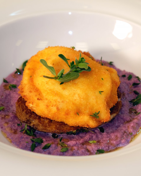 Œufs croustillants, velouté de chou rouge et cèpes