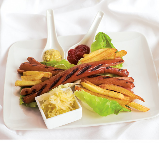 Würstel avec pommes frites et choucroute