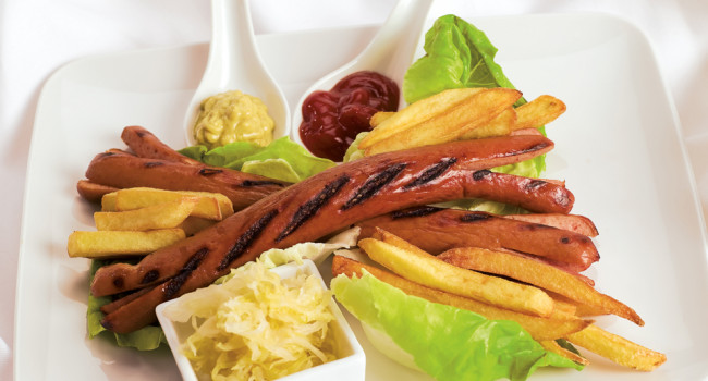 Würstel avec pommes frites et choucroute