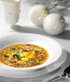 SOUPE D'ÉPEAUTRE AVEC DÉS DE LÉGUMES, GUANCIALE ET BROCOLI DE NOËL