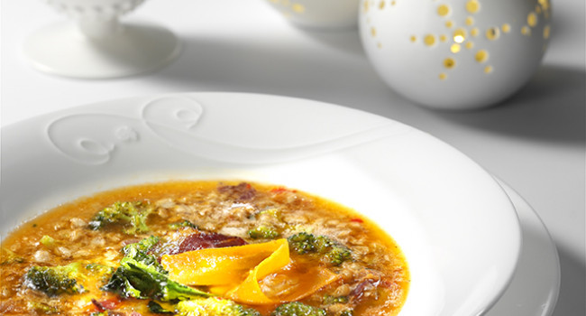 SOUPE D'ÉPEAUTRE AVEC DÉS DE LÉGUMES, GUANCIALE ET BROCOLI DE NOËL